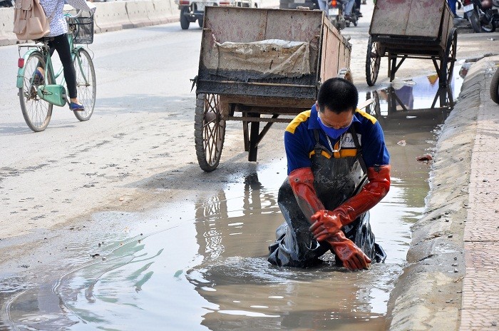 Tận dụng chính nguồn nước bẩn trên đường để rửa chân tay – Hình ảnh khiến người đi đường phải thán phục lòng yêu nghề và vất vả của các anh.